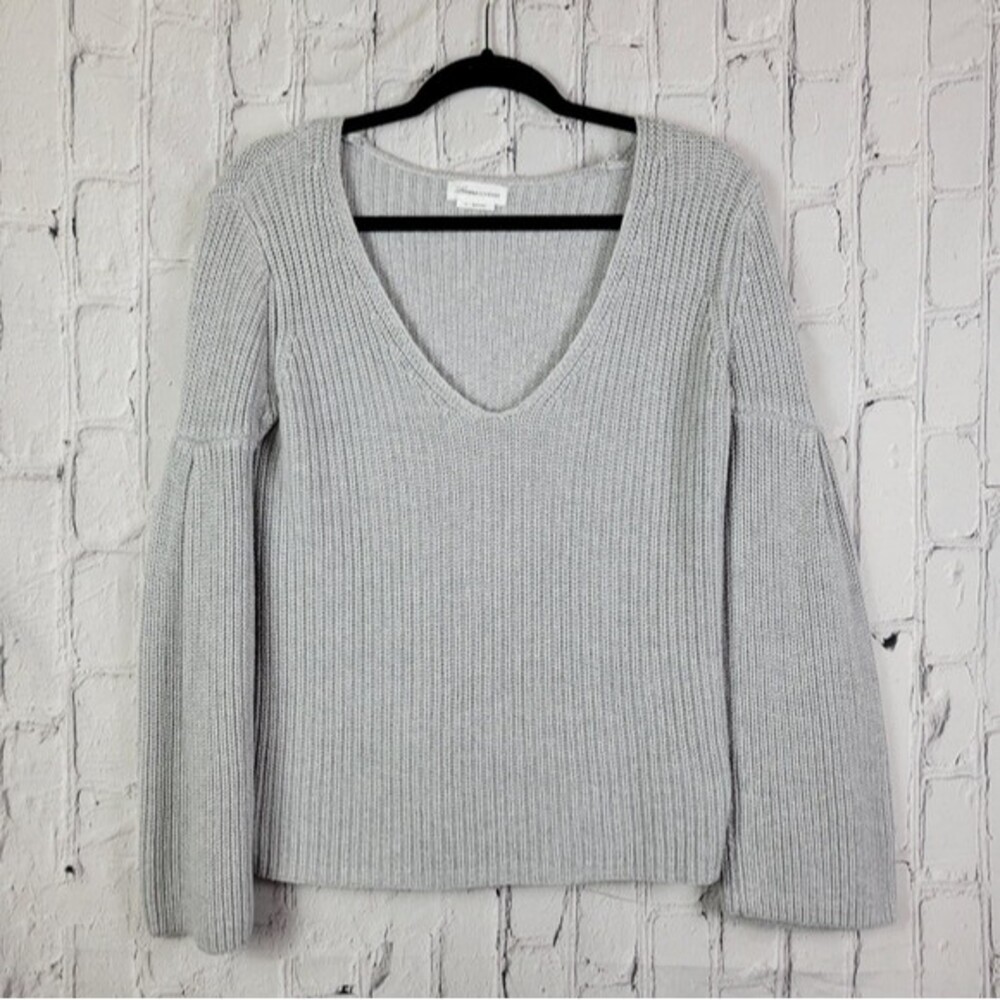 Lovers & Friends Addison gray ribbed knit flared sleeve v cut neckline sweater - Picture 4 of 10
